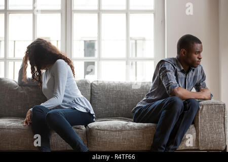 African American couple assis séparément après une querelle Banque D'Images