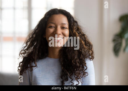 Head shot portrait of attractive African American woman Banque D'Images