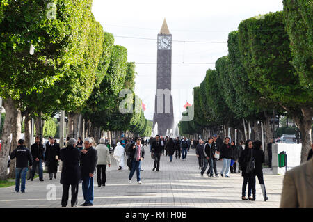 L'avenue Mohamed V est la principale route qui mène directement à la Médina de Tunis. Banque D'Images