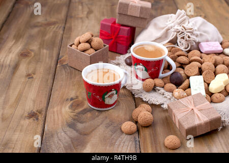Saint Nicolas jour concept. Maison de vacances néerlandais Sinterklaas, déjeuner de fête avec du café, des sucreries traditionnelles, kruidnoten et présente. Vue d'en haut. Espace libre f Banque D'Images