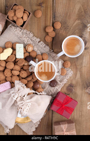 Saint Nicolas jour concept. Maison de vacances néerlandais Sinterklaas, déjeuner de fête avec du café, des sucreries traditionnelles, kruidnoten et présente. Vue d'en haut. Espace libre f Banque D'Images