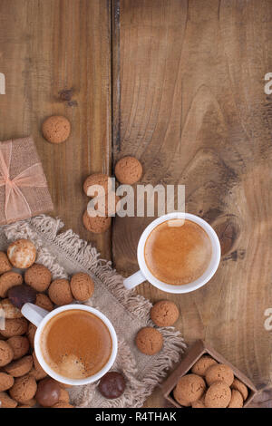 Saint Nicolas jour concept. Maison de vacances néerlandais Sinterklaas, déjeuner de fête avec du café, des sucreries traditionnelles, kruidnoten et présente. Vue d'en haut. Espace libre f Banque D'Images