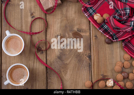 Saint Nicolas jour concept. Maison de vacances néerlandais Sinterklaas, déjeuner de fête avec du café, des sucreries traditionnelles, kruidnoten et présente. Vue d'en haut. Espace libre f Banque D'Images