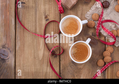 Saint Nicolas jour concept. Maison de vacances néerlandais Sinterklaas, déjeuner de fête avec du café, des sucreries traditionnelles, kruidnoten et présente. Vue d'en haut. Espace libre f Banque D'Images