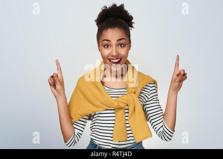 Jeune femme studio isolé en pointe vers le haut blanc avec deux mains Banque D'Images