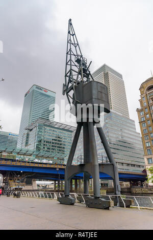 Londres, Royaume-Uni - 28 Avril 2018 : les gratte-ciel modernes et vieux port crane dans le cadre de l'aménagement autour de la Canary Wharf à Londres Dockland Banque D'Images