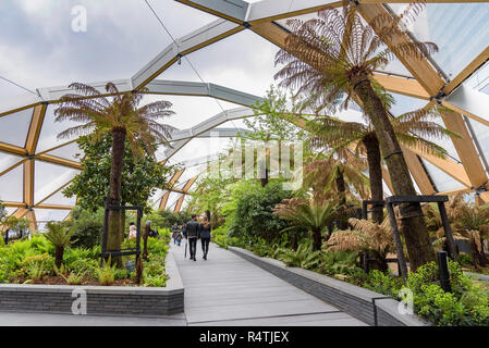 Londres, Royaume-Uni - 28 Avril 2018 : les touristes visiter le jardin de toit à traverse Place dans Canary Wharf Banque D'Images