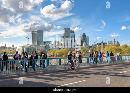 Londres, Royaume-Uni - 26 Avril 2018 : Les gens traversent le Tower Bridge avec des toits de Londres City dans l'arrière-plan Banque D'Images