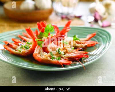 Crevettes frites dans un style thaï sur plateau blanc Banque D'Images