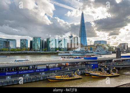 Londres, UK - Appril 26, 2018 : bateaux de touristes à la Tour millénaire jetée sur un après-midi ensoleillé Banque D'Images