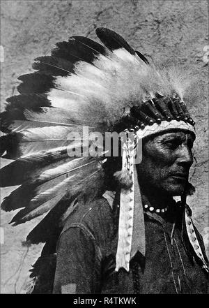 1946 Une image d'une véritable Native American Indian chef en pleine coiffe de plumes Banque D'Images