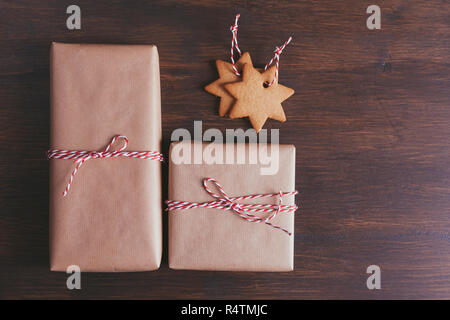 Enveloppé de Noël à côté de biscuit en forme star decorations Banque D'Images