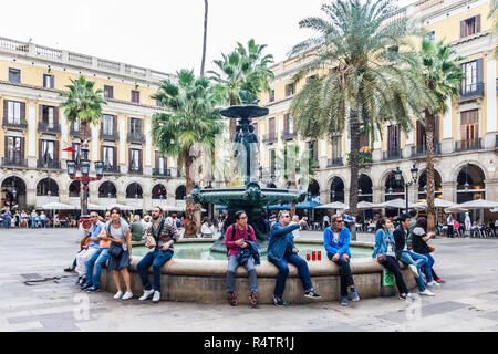 Barcelone, Espagne - 4 octobre 2017 : dans la Placa Reial juste à côté de La Rambla. La place est populaire pour les restaurants et la vie nocturne. Banque D'Images