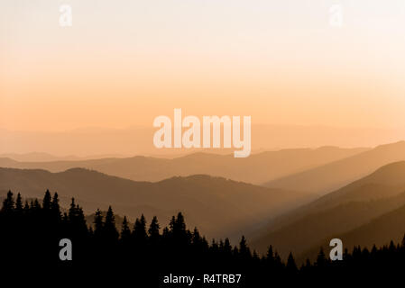 Lever du soleil dans les montagnes, silhouette, Carpates, Zakarpattia, Ukraine Banque D'Images