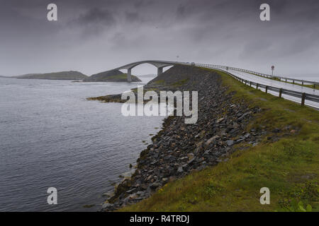 Storseisundet pont sur un jour nuageux et pluvieux, Atlanterhavsveien, Norvège Banque D'Images