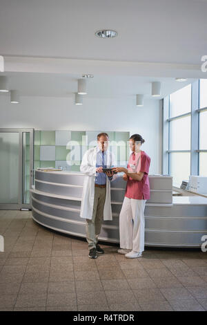 Doctors using digital tablet in hospital Banque D'Images