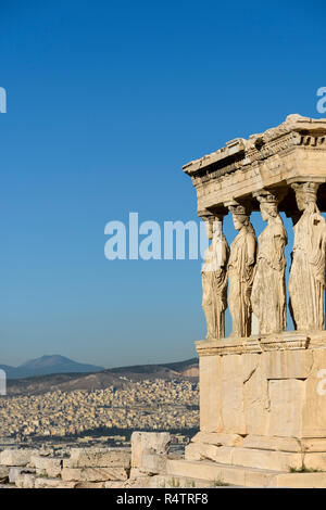 Athènes. La Grèce. Le porche à caryatide de l'Erechtheion (Erechtheum temple grec ancien) sur le côté nord de l'Acropole était dédié à Athéna et Banque D'Images