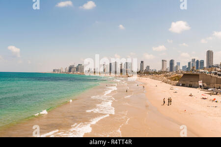 Les gens sur la plage, plage d'Alma, vue sur des toits de gratte-ciel, avec Tel Aviv Tel Aviv, Israël Banque D'Images