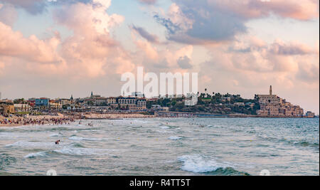 Vue sur la plage La plage d'Alma, l'humeur du soir, derrière Tel-Aviv-Jaffa, Vieille Ville, Tel Aviv, Israël Banque D'Images