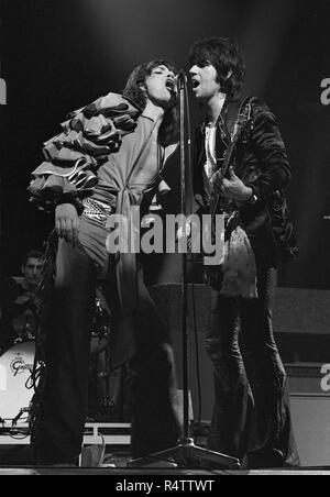 Francfort, Allemagne : Mick Jagger et Keith Richards des Rolling Stones de l'effectuer en direct sur scène à la station de métro Festhalle de Francfort, en Allemagne, le 28 avril 1976 lors de sa tournée européenne (photo de Gijsbert Hanekroot) *** légende locale *** Rolling Stones, Mick Jagger, Keith Richards Banque D'Images