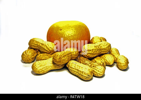 L'arachide et le mandarin isolé sur fond blanc. Saint Nicolas traditionnel suisse. 6 décembre. Banque D'Images