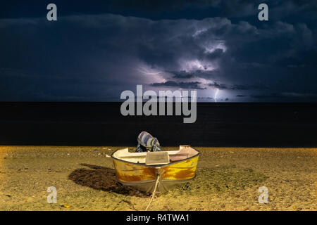 Un orage sur la mer Ionienne annonce l'arrivée de la perturbation qui prévoit de fortes pluies dans la région du nord de la Calabre Ionienne. L'exceptionnelle vague de mauvais temps a causé la Protection civile d'émettre une alerte rouge pour le 23 octobre 2018 en raison de risques hydro-géologiques, les inondations et les tempêtes. Doté d''atmosphère : où : Alberobello, Calabre, Italie Quand : 22 Oct 2018 Credit : IPA/WENN.com **Uniquement disponible pour publication au Royaume-Uni, USA, Allemagne, Autriche, Suisse** Banque D'Images