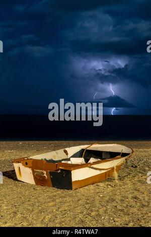 Un orage sur la mer Ionienne annonce l'arrivée de la perturbation qui prévoit de fortes pluies dans la région du nord de la Calabre Ionienne. L'exceptionnelle vague de mauvais temps a causé la Protection civile d'émettre une alerte rouge pour le 23 octobre 2018 en raison de risques hydro-géologiques, les inondations et les tempêtes. Doté d''atmosphère : où : Alberobello, Calabre, Italie Quand : 22 Oct 2018 Credit : IPA/WENN.com **Uniquement disponible pour publication au Royaume-Uni, USA, Allemagne, Autriche, Suisse** Banque D'Images