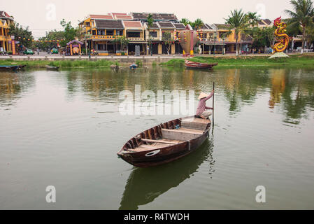 Hoi An vietnamien traditionnel une dame traversant la rivière bon dans un bateau dans la vieille ville de Hoi An Vietnam site du patrimoine mondial de l'unesco. Banque D'Images