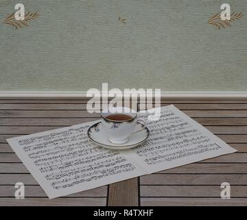 Verre d'anglais avec soucoupe, porcelaine fine bone China, sur une feuille de musique Banque D'Images