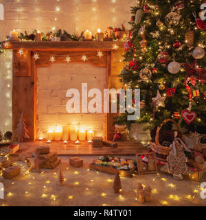 Composition de Noël, décoré avec du bois de cheminée, cheminée allumée, babioles de Noël avec les étoiles, les lumières de Noël sur le plancher en bois, orn Banque D'Images