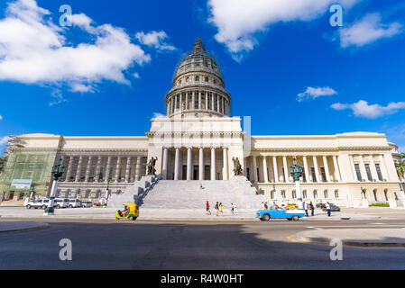 La Vieille Havane, Cuba. Classic vintage American taxi voitures passent en face de El Capitolio building dans les rues de la Habana Vieja. Banque D'Images