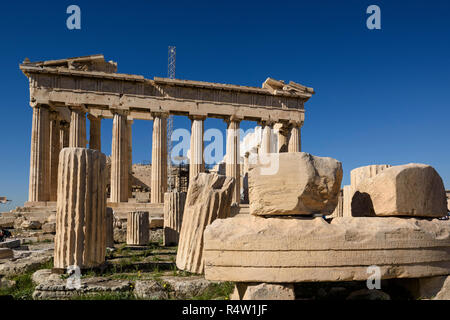 Athènes. La Grèce. Restes du Temple de Rome et d'Auguste sur l'Acropole, l'architrave avec inscription dédicatoire (premier plan), et l'Partheno Banque D'Images