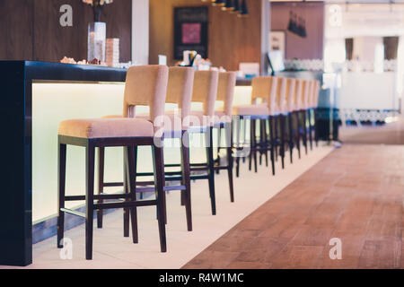 Bar chic rétro avec des chaises en cuir,comptoir bar Banque D'Images