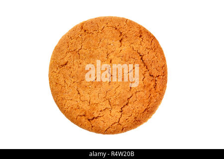 Une photo prise à la verticale d'un seul biscuit de gingembre, isolé sur un fond blanc avec un chemin de détourage Banque D'Images