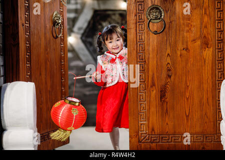 Happy little girl célébrant la nouvelle année Banque D'Images