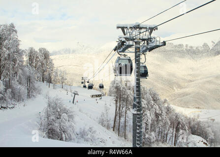 Sochi, Fédération de Russie - janvier 02, 2016 : voiture Câble de fer au ski resort Sochi, Roza Khutor Banque D'Images