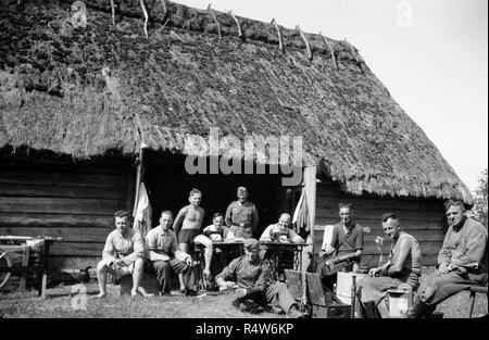 Les soldats allemands se détendre dans la Russie d'août 1941 Banque D'Images