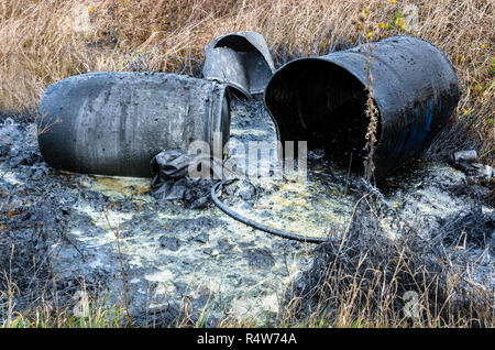 Les déchets dangereux. Le déversement de déchets toxiques industriels dans la nature. La pollution de l'environnement Banque D'Images