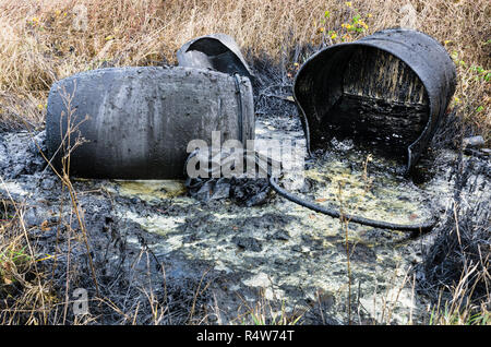 Les déchets dangereux. Le déversement de déchets toxiques industriels dans la nature. La pollution de l'environnement Banque D'Images