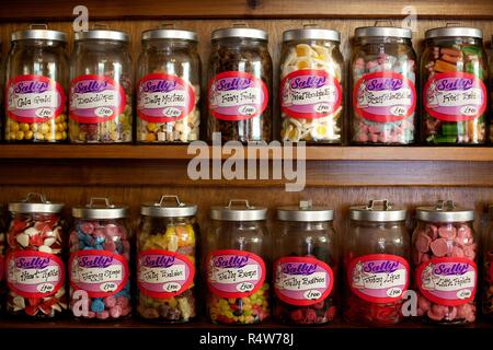 Rayons des bonbons dans un magasin de bonbons Banque D'Images