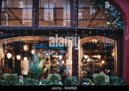 Londres, Royaume-Uni - 21 novembre 2018 : Les cordes des lumières de Noël sur les vitres d'un Crown & Anchor pub à Covent Garden, un célèbre quartier touristique de Londres w Banque D'Images