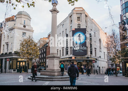 Londres, Royaume-Uni - 21 novembre 2018 : les lumières de Noël et décorations sur Seven Dials rues de Covent Garden, l'un des quartiers touristiques les plus populaires de Lon Banque D'Images