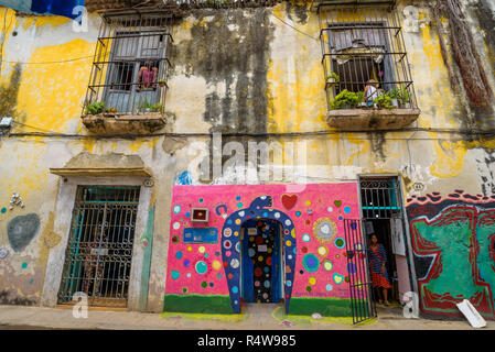 La Vieille Havane, Cuba. Février 2018 - voir de vieux bâtiments coloniaux en ruine dans le quartier de La Habana Vieja Banque D'Images