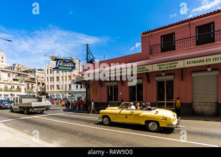 La Vieille Havane, l'extérieur de l'El Floridita, un restaurant de poissons historique et un bar à cocktails avec american vintage classique en passant par les voitures. La Habana Vieja, Cuba Banque D'Images