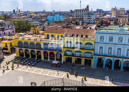 La Vieille Havane square vu de dessus. Vue aérienne de la célèbre Plaza Vieja vu de la Camara Oscura museum d'une terrasse. Banque D'Images