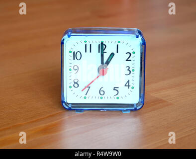 Horloge de table carrée montrant 13 heures sur fond de bois closeup Banque D'Images