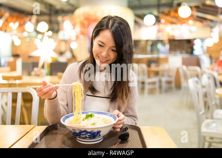 Femme ayant remen en restaurant Banque D'Images