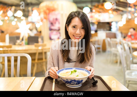 Profitez de femme au restaurant de ramen Banque D'Images