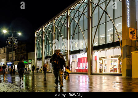 John Lewis & Partenaires Boutique à Cheltenham centre-ville la nuit Banque D'Images