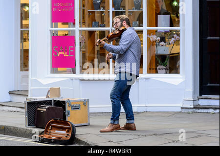 Busker mâle (l'homme de la rue) Comité permanent, de la scène, à jouer du violon et un divertissement sur centre-ville - rue York, North Yorkshire, Angleterre, Royaume-Uni. Banque D'Images